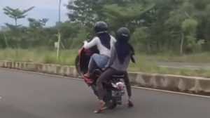 Dilarang Freestyle Motor di Jalan Raya, Berbahaya