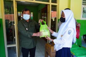 Siswa dan Guru SMPN 4 Pakenjeng Garut Dapat Bantuan Sembako