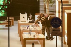 Mencekam, Drama Penyanderaan di Apple Store Amsterdam