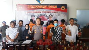 POLRESTA BANDUNG Amankan 364 Botol Miras Impor Oplosan