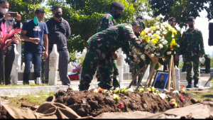 DITUSUK ANAK BUAH, Kepala Rumkit LB Moerdani, di makamkan