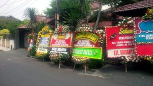 KARANGAN BUNGA terus berdatangan …