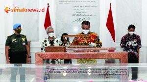 Naskah Asli Teks Proklamasi disandingkan dengan Bendera Pusaka