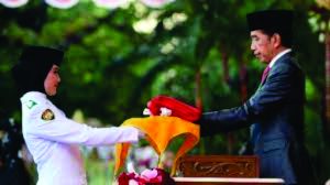 Jokowi Pimpin Upacara Penurunan Bendera Sang Merah Putih