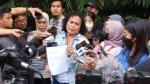 TURUTI PERINTAH ATASAN (sambil ketakutan dan pejamkan mata)