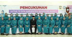 Hengki Kurniawan Kukuhkan Bunda Sonya Fatmala sebagai Ketua TP PKK Kab.Bandung Barat