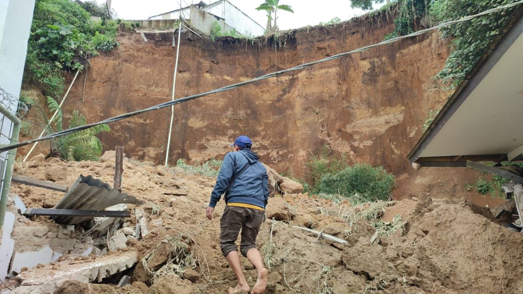 Tebing Setinggi 30 Meter Longsor, Dua Bangunan Tertimbun Hingga Rata Dengan Tanah