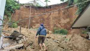 Tebing Setinggi 30 Meter Longsor, Dua Bangunan Tertimbun Hingga Rata Dengan Tanah