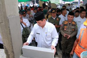 Bupati Bandung Melaksanakan Peletakan Batu Pertama Pembangunan Masjid Besar Pameungpeuk