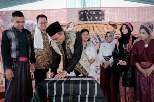 Komunitas Cinta Sarung Indonesia Dikukuhkan di Festival Sarung Majalaya