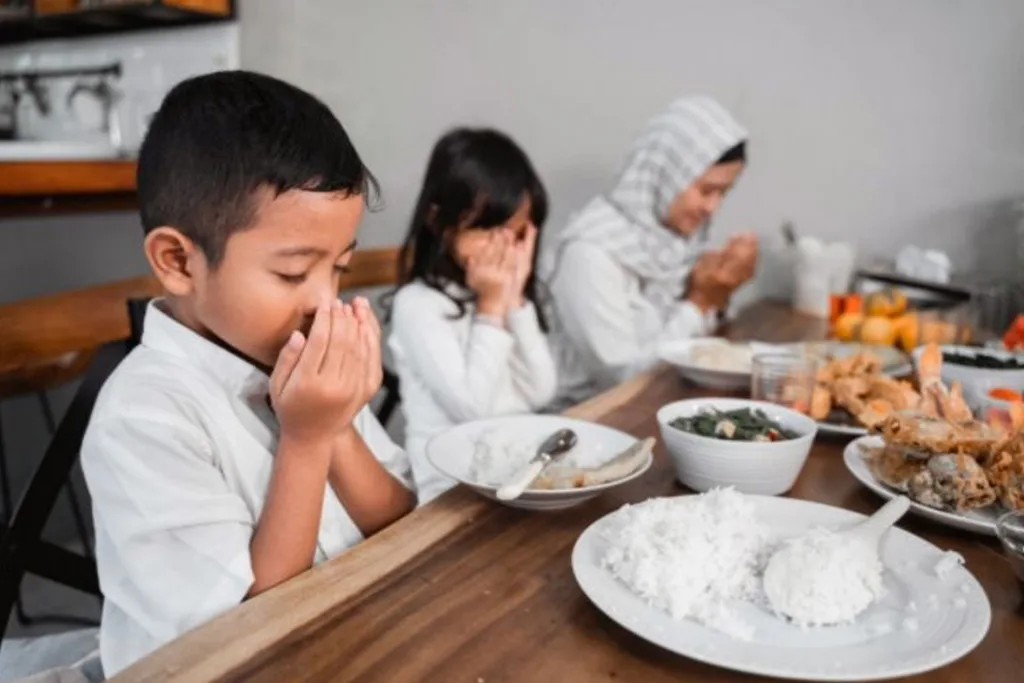 4 Tips Jalani Puasa Pertama bagi Si Kecil