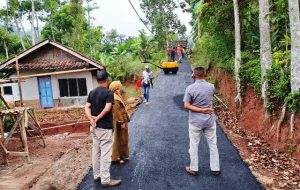 Jalan Poros Desa Diperbaiki dengan Anggaran Bakudes