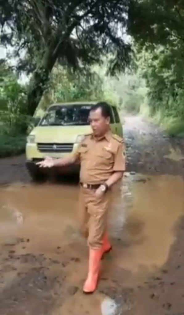 Sejak Indonesia Merdeka Tak Pernah Diperbaiki, Kades Tenjolaya Minta Pemerintah Benahi Jalan Rusak di Perbatasan