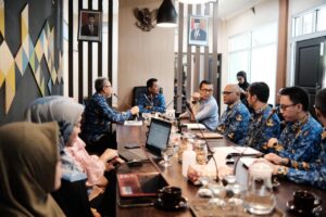 Atasi Penumpukan Sampah di TPS, DLH Kota Bandung Tambah Armada dan Alat Berat