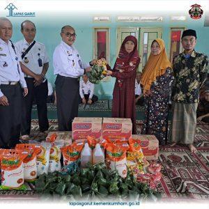 Jelang Idul Fitri 1444 H, Lapas Garut Berbagi Ketupat Lebaran dengan Panti Asuhan