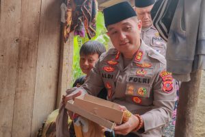 Kapolres Cimahi Beri Bantuan Sembako Hingga Baju Lebaran Untuk Warga Kurang Mampu Di Cipageran