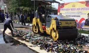 Polres Sumedang Musnahkan Ribuan botol Miras dan Petasan