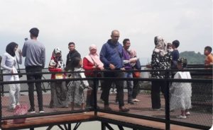 Hari kedua Lebaran Wisata Tanjung Duriat Jatigede Sumedang Diserbu Pengunjung