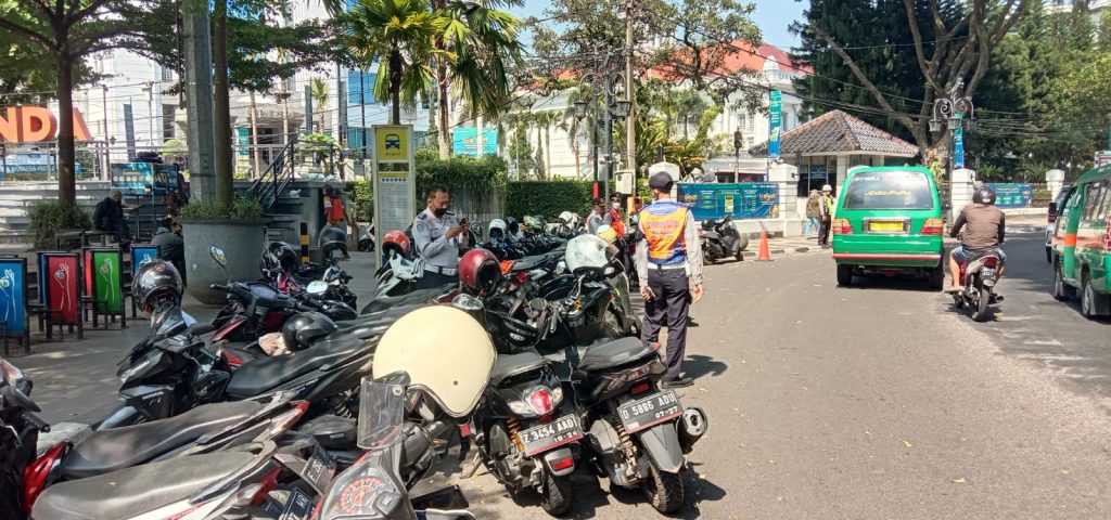 Ganggu Arus Lalu-lintas, Dishub Bandung Tindak Tegas Parkir liar di Samping Gedung BI