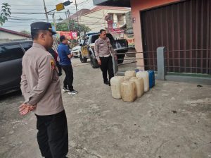 Polresta Bandung Sita Puluhan Botol Miras Berbagai Merk dari Pedagang di Ciparay