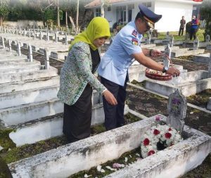 Kalapas Pimpin Upacara Tabur Bunga di Taman Pahlawan