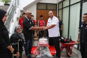 Pemkot Cimahi Serahkan Bantuan Alat Pertanian pada Kelompok Tani Mandiri