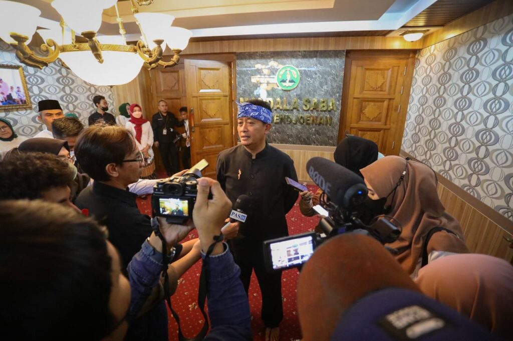 Mengajak