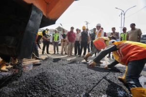 Gubernur Ridwan Kamil Inspeksi Pengaspalan Jalan Provinsi di Bandung Barat
