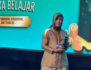 Sukses Kembangkan Layanan Digital Sekolah, Elis Nurhayati Dinobatkan Sebagai Sosok Inspiratif se-Indonesia oleh Kemendikbud Ristek RI