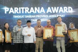 Wagub Jabar Serahkan Penghargaan Paritrana Award Tingkat Jabar Tahun 2022
