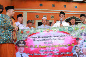 Kang DS Berikan Shodaqoh untuk Pengadaan Wakaf Lahan Pembangunan Masjid Besar Kecamatan Cileunyi