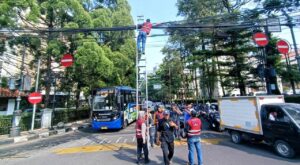 Pemkot Bandung Tertibkan Kabel Udara di Sejumlah Kawasan