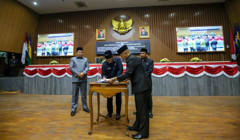 Pemkot Sampaikan Lima Raperda Kepada DPRD Kota Bandung