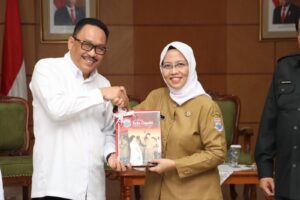Pemkot Cimahi Terima Buku Citra Arsip Daerah dari ANRI