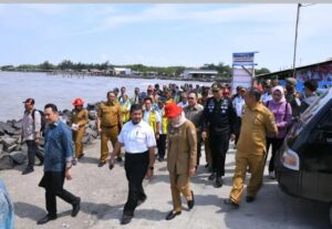 Usai Meninjau Irigasi Saluran Cipelang, Bupati Indramayu Beserta Anggota Komisi V DPR RI Tinjau Pantai Lombang dan Karangsong