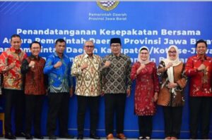 Bupati Nina dan Kepala Daerah Se-Jawa Barat Tandatangani Kerja sama Dengan Pemprov Jabar Tentang Pendanaan Bersama Pilkada Serentak Tahun 2024