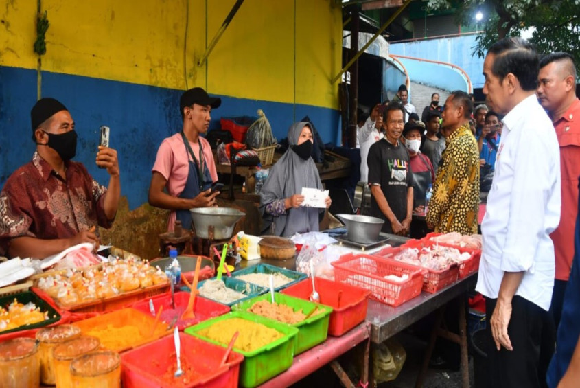 Presiden Jokowi Tinjau Harga Bahan Pangan di Pasar Palmerah