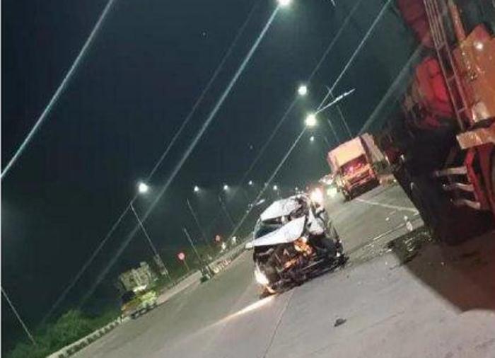 Diduga Sopir Ngantuk, Mobil Avanza Tabrak Truk Tronton yang Parkir di Pamulihan Sumedang