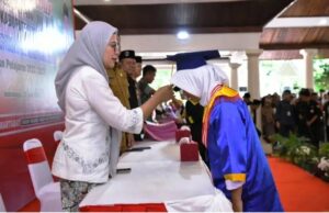 Bupati Nina Agustina Mewisuda Ratusan Siswa MDTA se-Kabupaten Indramayu