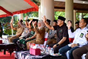Bupati Nina Agustina Lepas 374 Jemaah Calon Haji Kloter Kedua Asal Indramayu