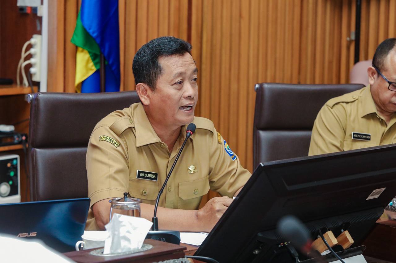 Plh Wali Kota Bandung, Ema Sumarna. (Foto: Humas Kota Bandung)