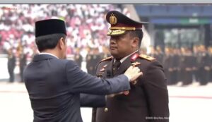Adik Bupati Indramayu, Brigjen Pol Adi Vivid Terima Bintang Bhayangkara Nararya dari Presiden Jokowi