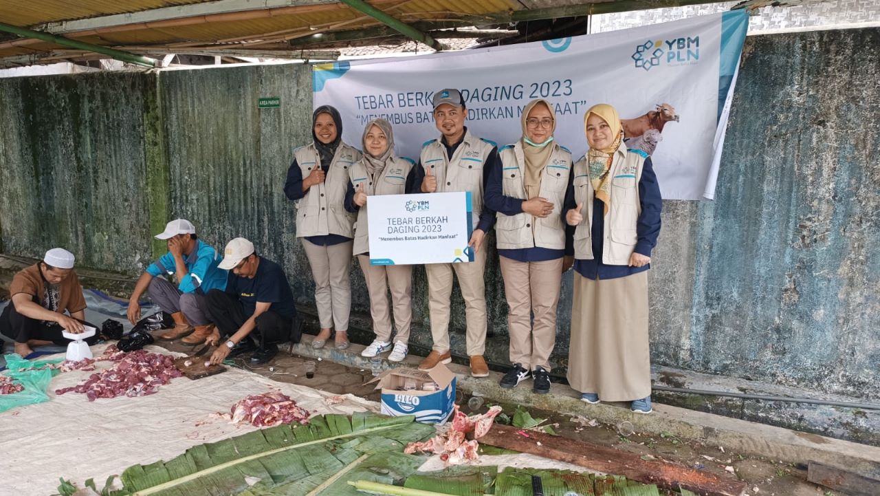 Tebar Berkah Daging 2023, YBM PLN UP3 Cimahi Salurkan 250 paket Daging Kurban