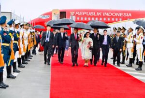 Presiden Jokowi dan Ibu Iriana Tiba di Chengdu