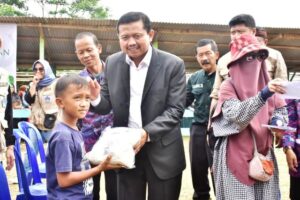 Bakrie Amanah Sumbang Sapi Kurban dan Baksos untuk Warga Desa Pasirnanjung