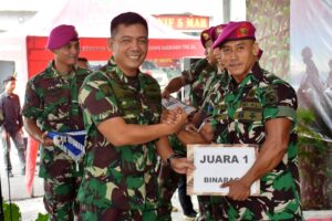 Prajurit Yonif 5 Marinir Yang Berprestasi Terima Reward Dari Komandan Brigif 2 Marinir