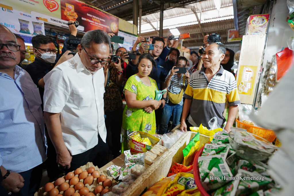 Mendag Zulkifli Hasan Tinjau Stok dan Harga Barang Kebutuhan Pokok di Pasar Bandarjo, Semarang