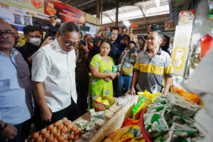 Mendag Zulkifli Hasan Tinjau Stok dan Harga Barang Kebutuhan Pokok di Pasar Bandarjo, Semarang