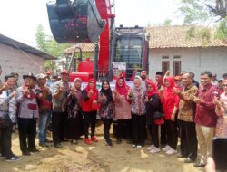 Bupati Nina Agustina Serahkan Excavator Bagi Pembudidaya Ikan Desa Cemara Kulon