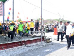Presiden Jokowi Tinjau Proyek Rekonstruksi Jalan Rusak di Lampung Tengah, Ini Komentarnya